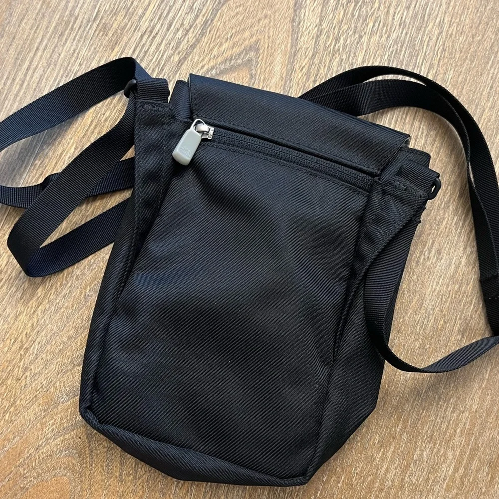 The North Face Crossbody Shoulder Bag, Black, Adjustable Strap, Unisex - Picture 5 of 10